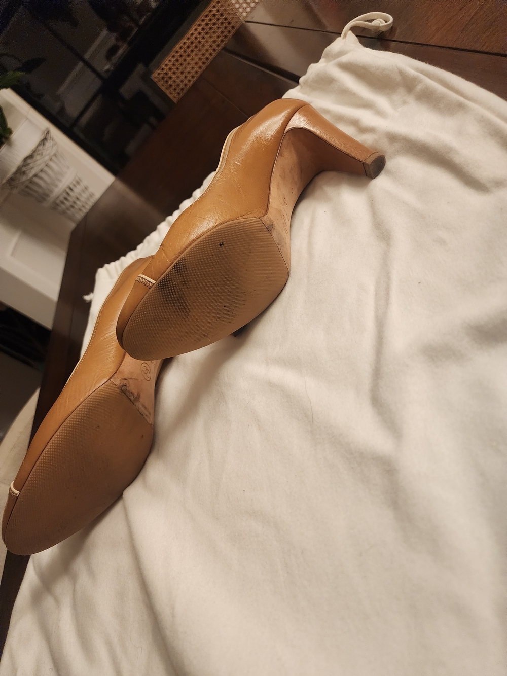 Chanel Vintage Camel Leather Cap Toe Pumps White Piping CC Logo - Picture 4 of 5